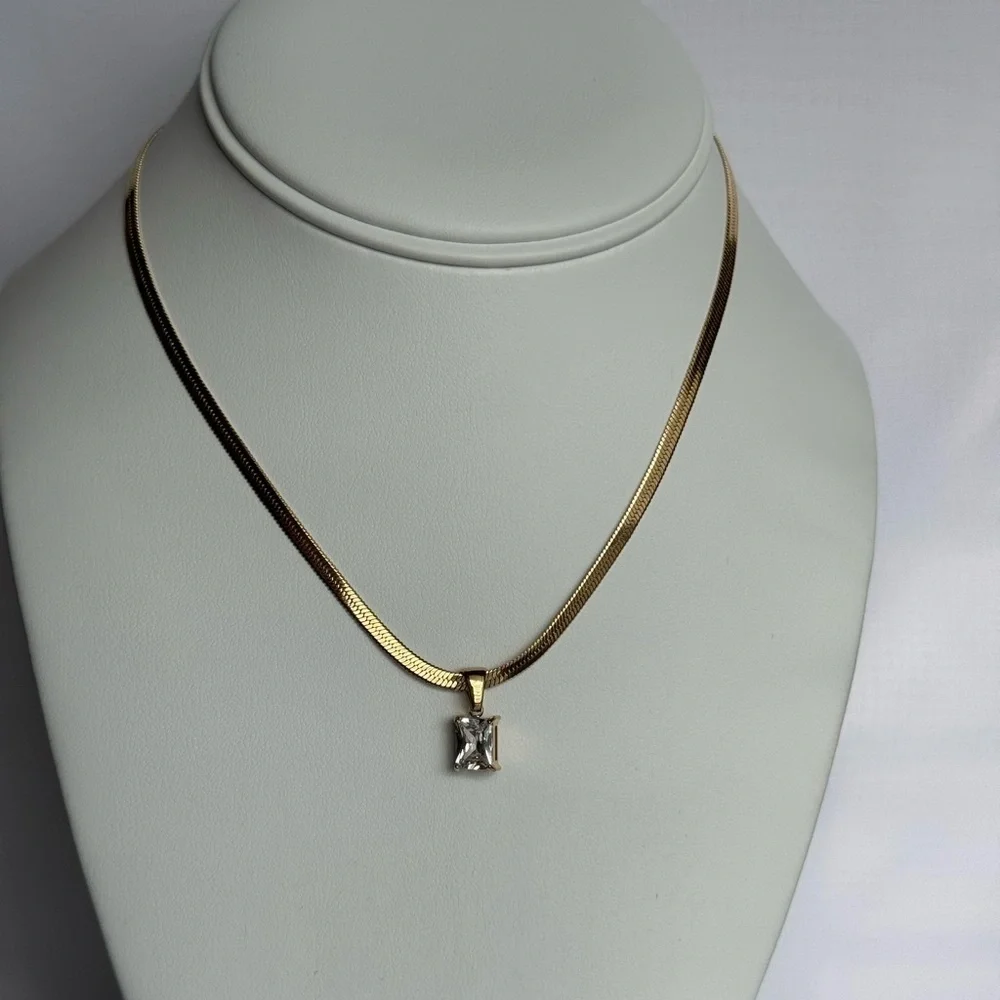 Elegant Gold Necklace with Cubic Zirconia Pendant